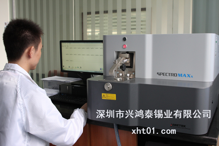 品管員認(rèn)真檢測產(chǎn)品 品管員認(rèn)真檢測產(chǎn)品